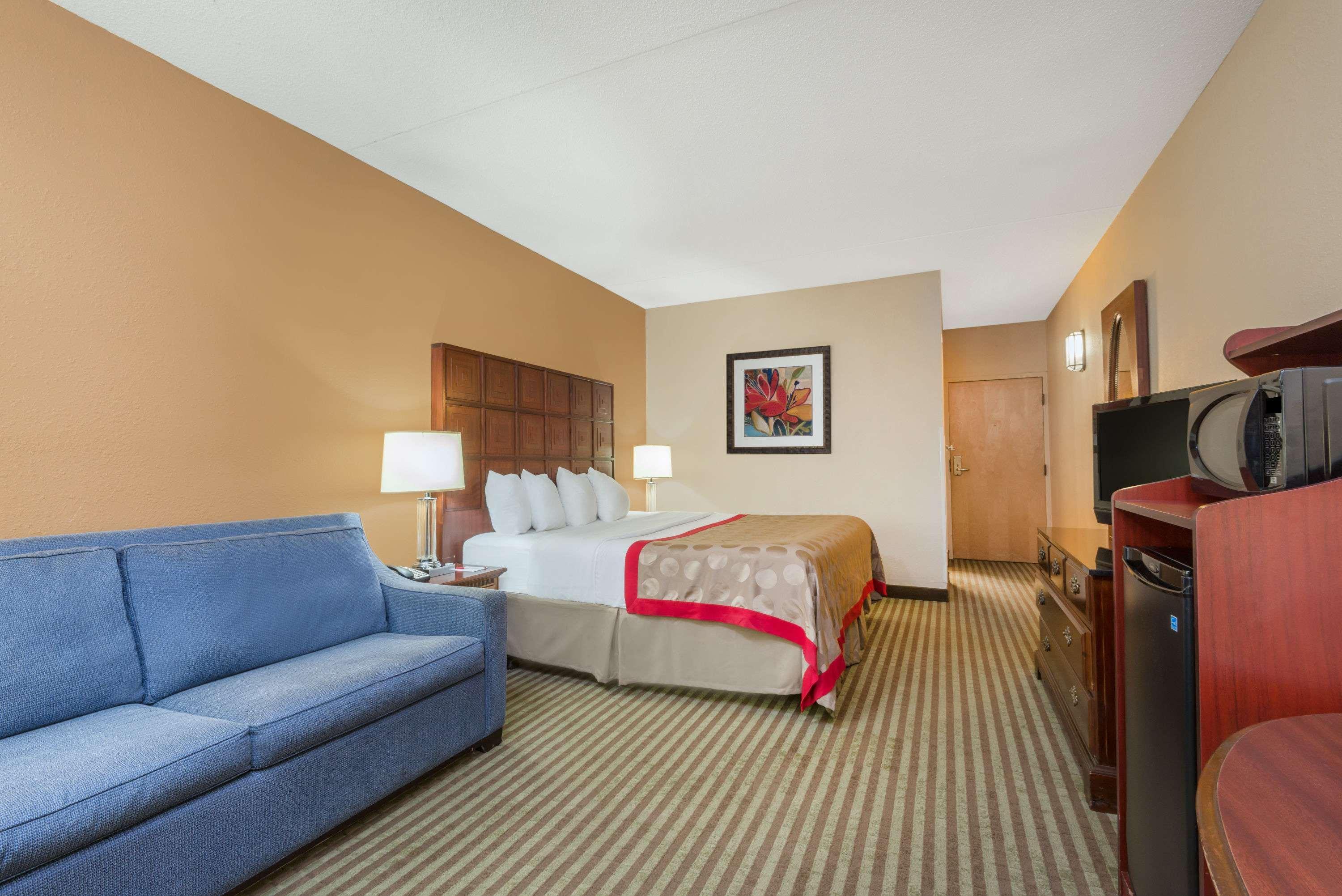 Отель Ramada By Wyndham Columbus North Вестервилль Экстерьер фото