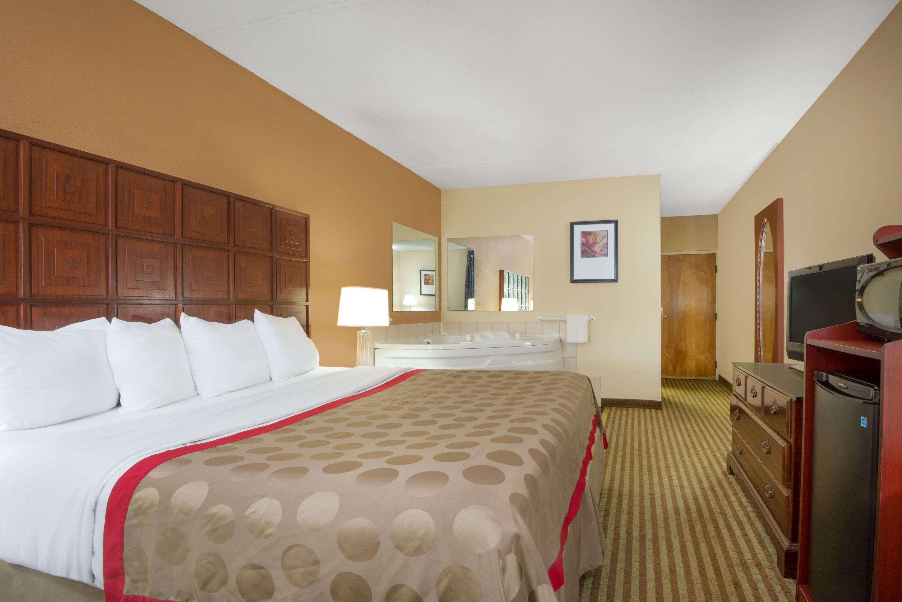 Отель Ramada By Wyndham Columbus North Вестервилль Экстерьер фото