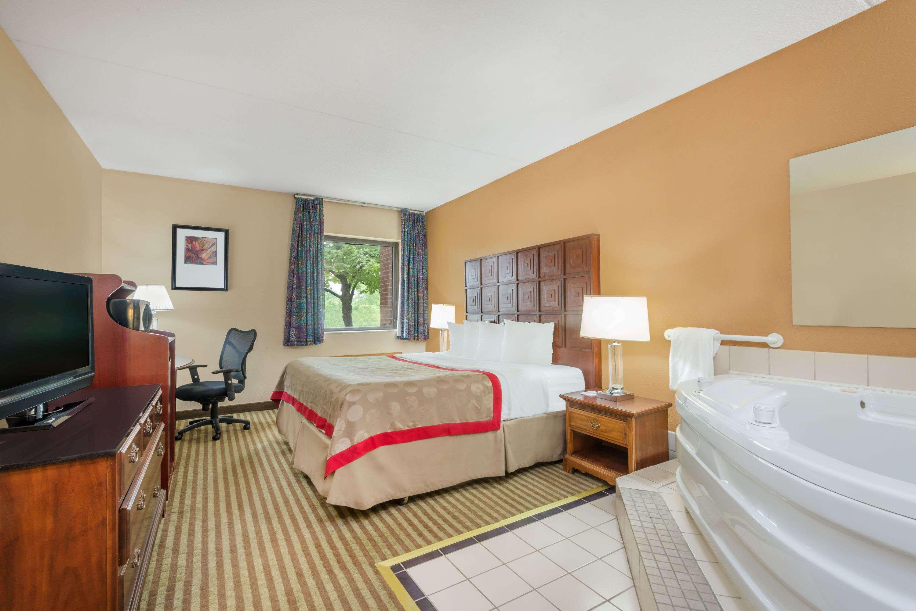 Отель Ramada By Wyndham Columbus North Вестервилль Экстерьер фото
